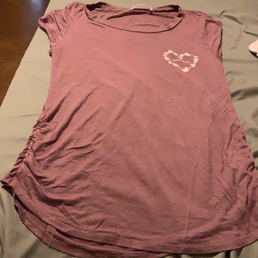 (SOLD) All you need is love maternity shirt🤰🏼